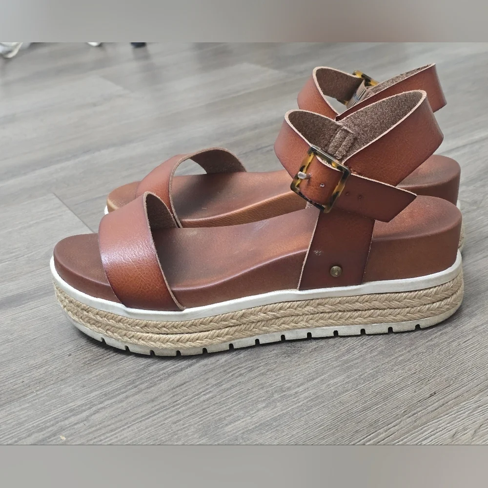 BKE Sandals Platform Strappy Comfy Fall Preppy Boho Womens Size 8.5